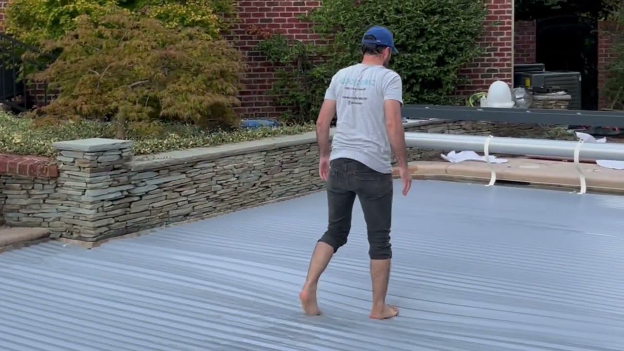 Poolcotec Prestige Luxe enclosed bench-type automatic pool cover